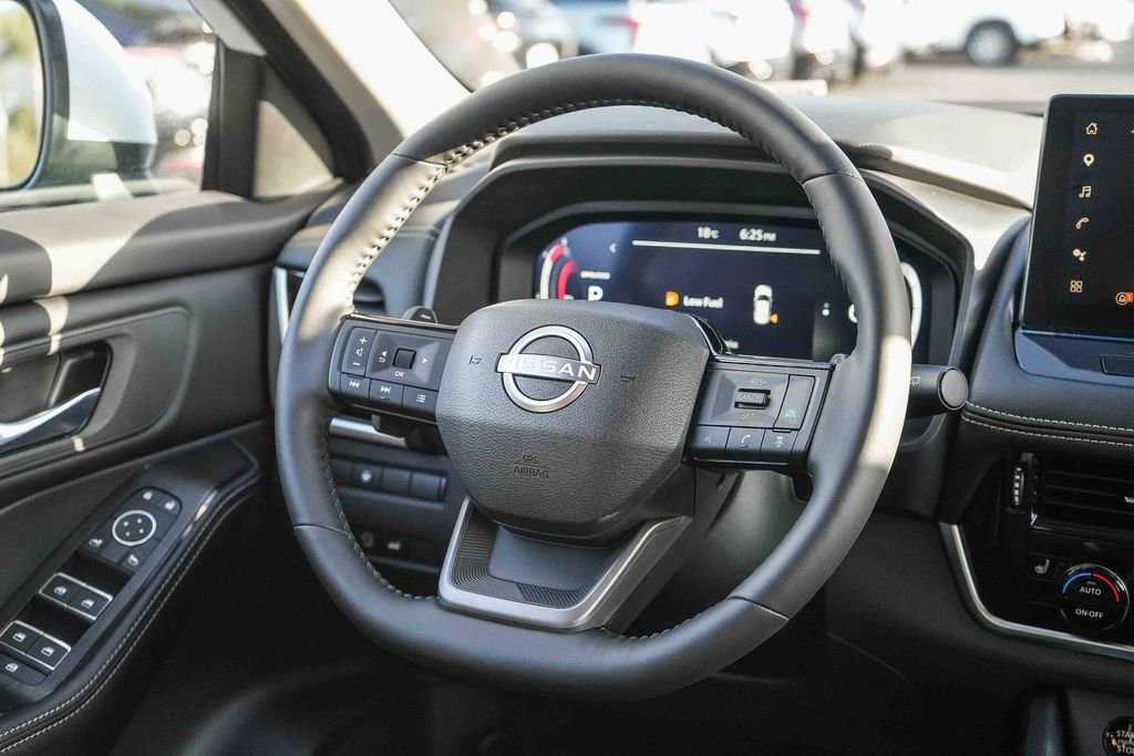 Used 2025 Nissan Rogue SL FWD image 14