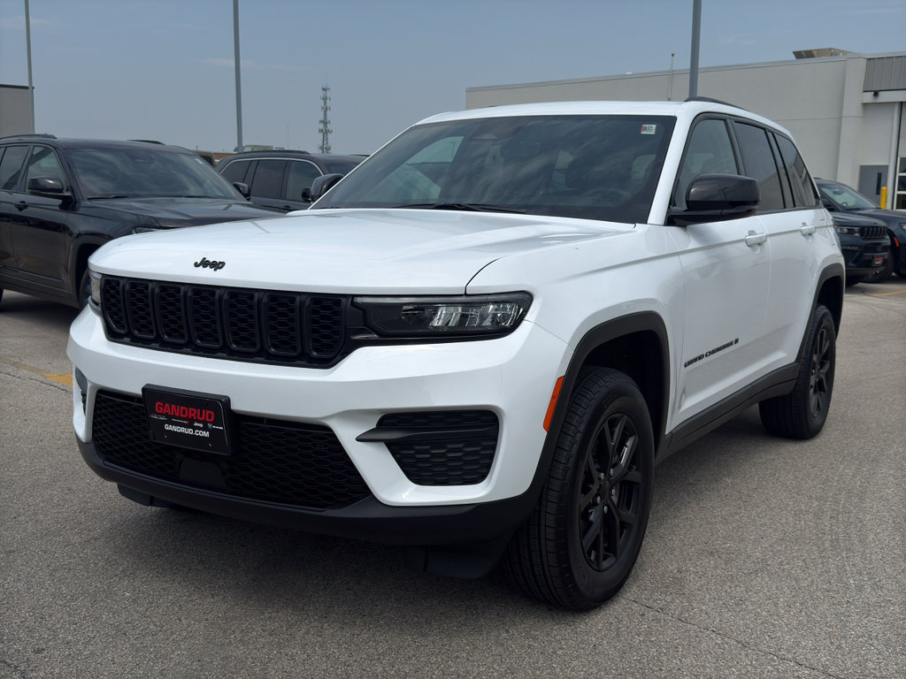 New 2025 Jeep Grand Cherokee Altitude w/ Trailer Tow Package AWD/4WD image 2