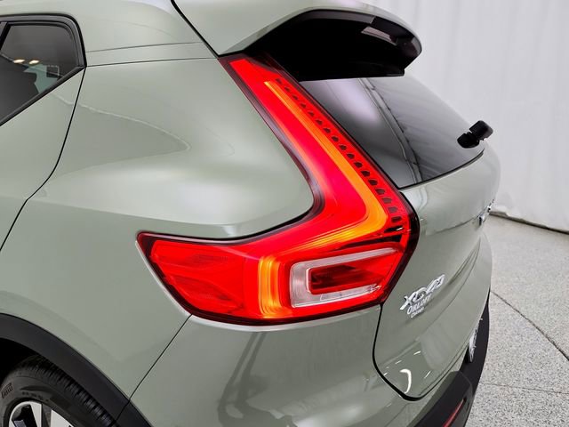 Certified 2025 Volvo XC40 B5 Plus w/ Protection Package Premier AWD/4WD image 28