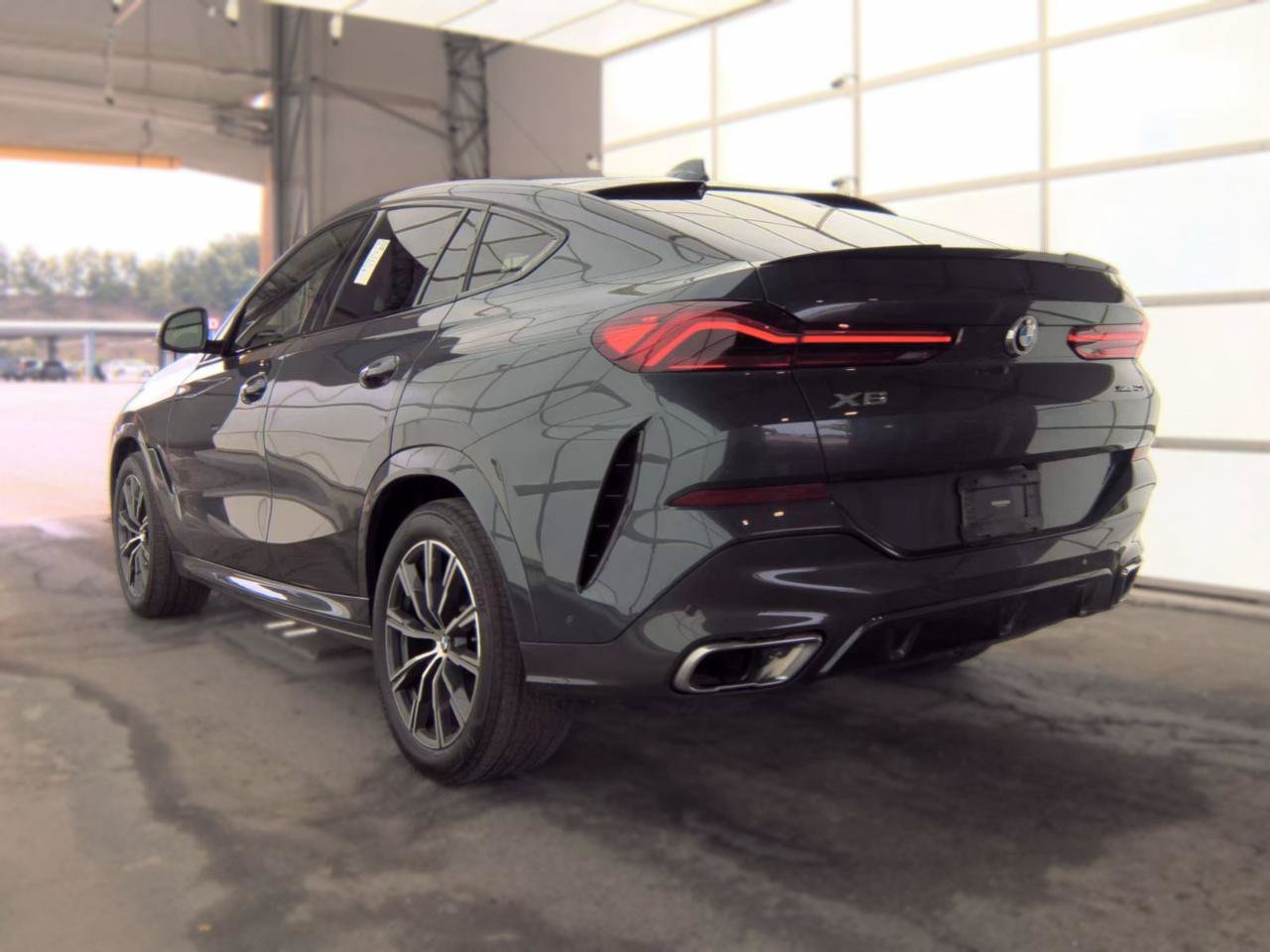 Used 2021 BMW X6 xDrive40i w/ M Sport Package AWD/4WD image 4