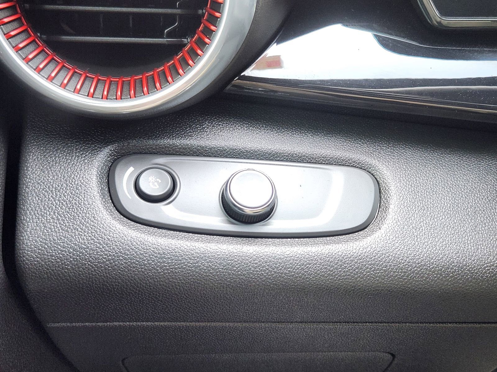 Used 2024 Chevrolet Trax RS FWD image 24