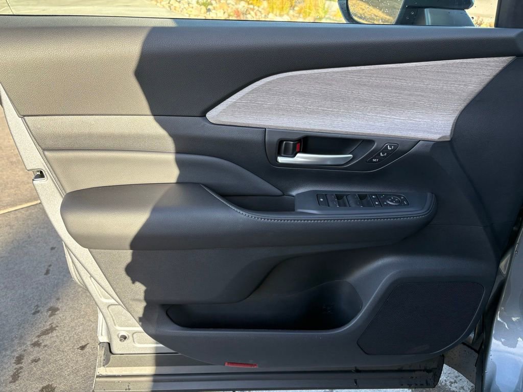 Used 2026 Toyota Grand Highlander Limited image 9