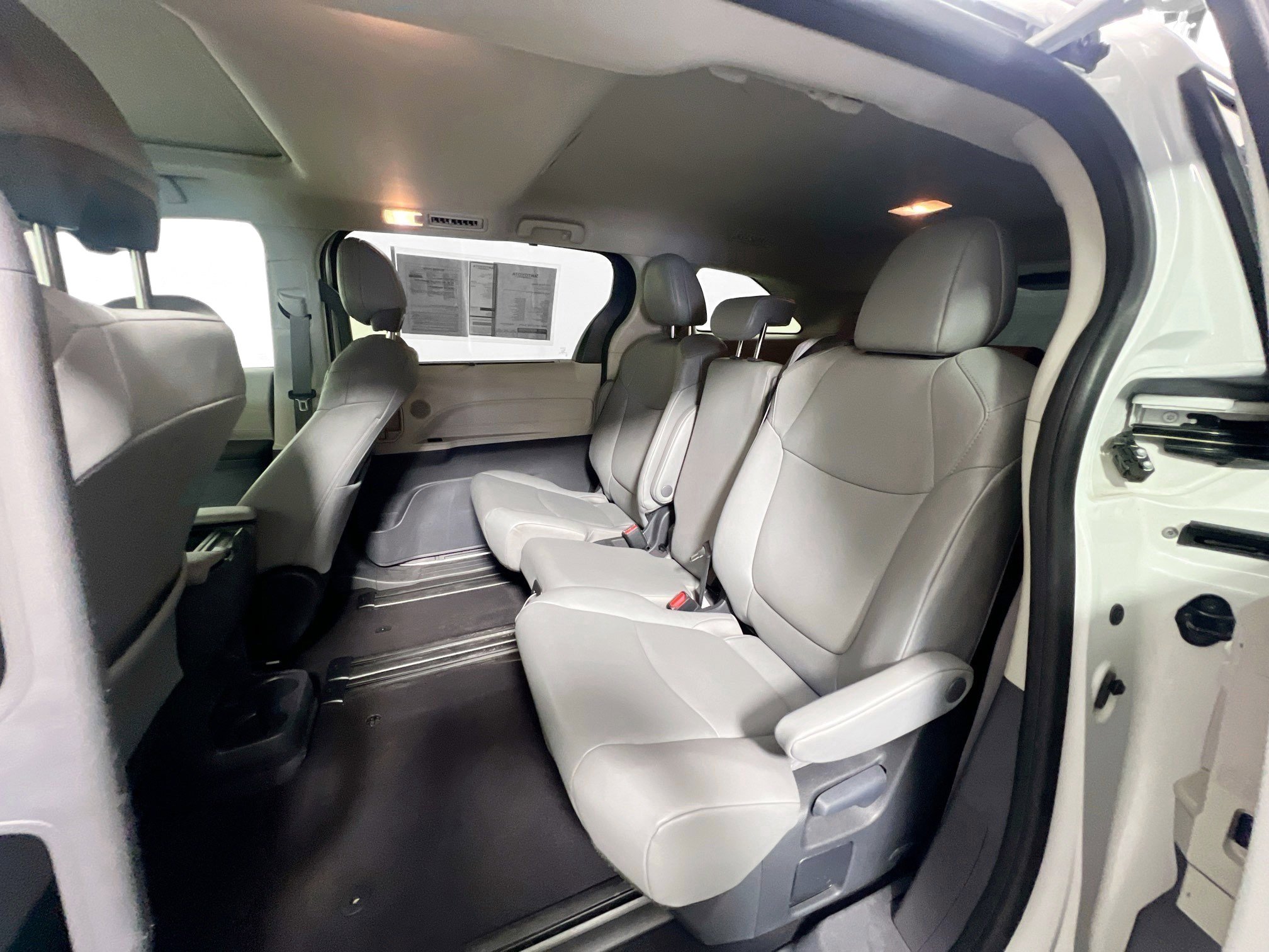 Used 2024 Toyota Sienna XLE FWD image 29