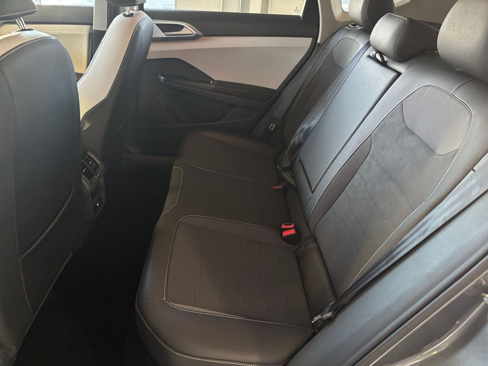 Used 2025 Volkswagen Taos SE image 31