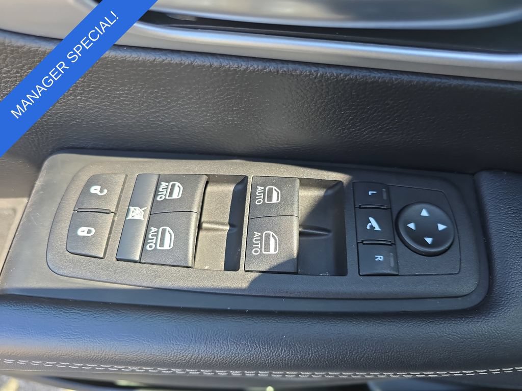 Used 2025 Chrysler Pacifica Limited FWD image 30