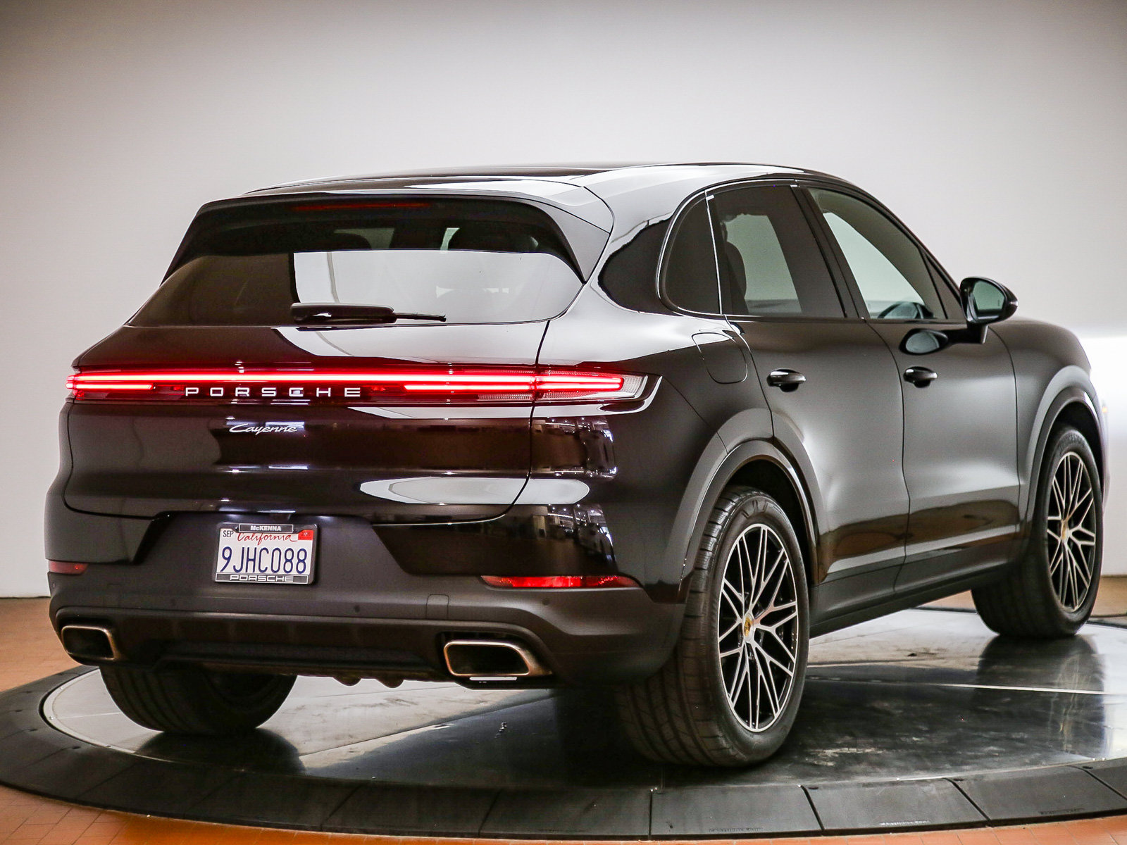 Certified 2024 Porsche Cayenne AWD/4WD image 7