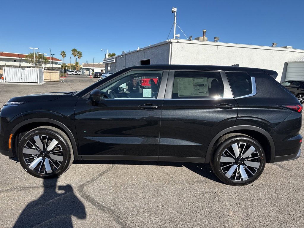 New 2025 Mitsubishi Outlander SE image 4