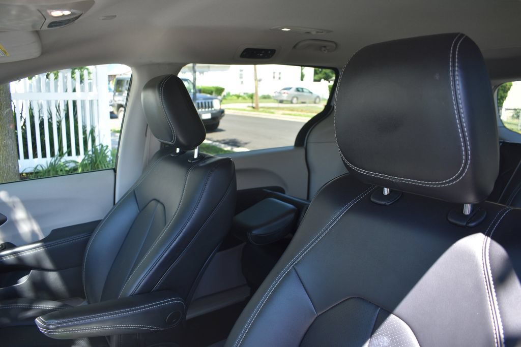 Used 2024 Chrysler Pacifica Limited FWD image 8