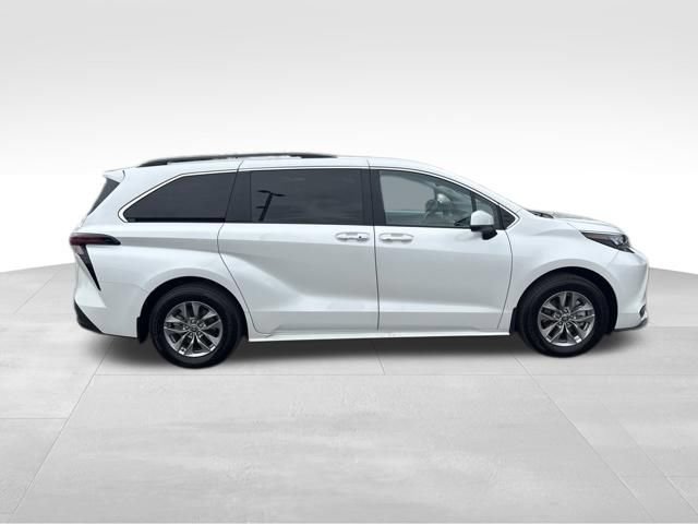 Used 2025 Toyota Sienna XLE FWD image 6