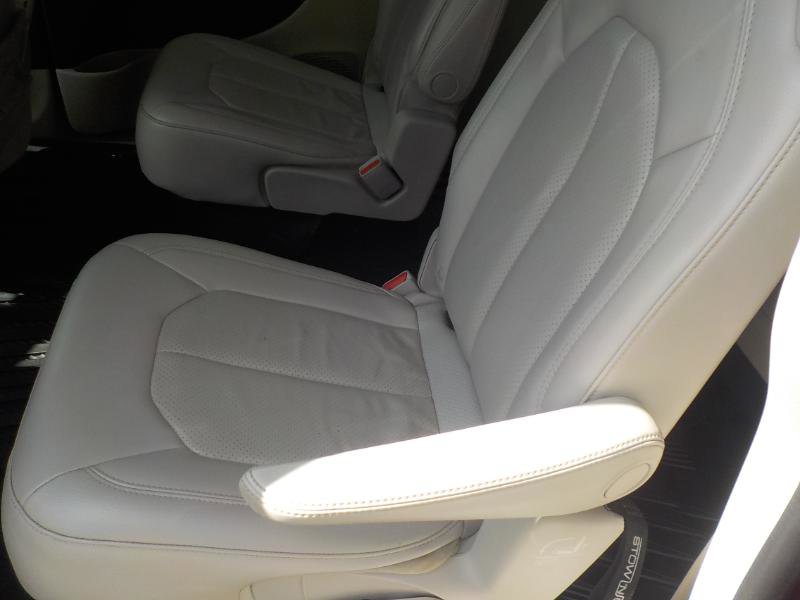 Used 2018 Chrysler Pacifica Touring-L image 16