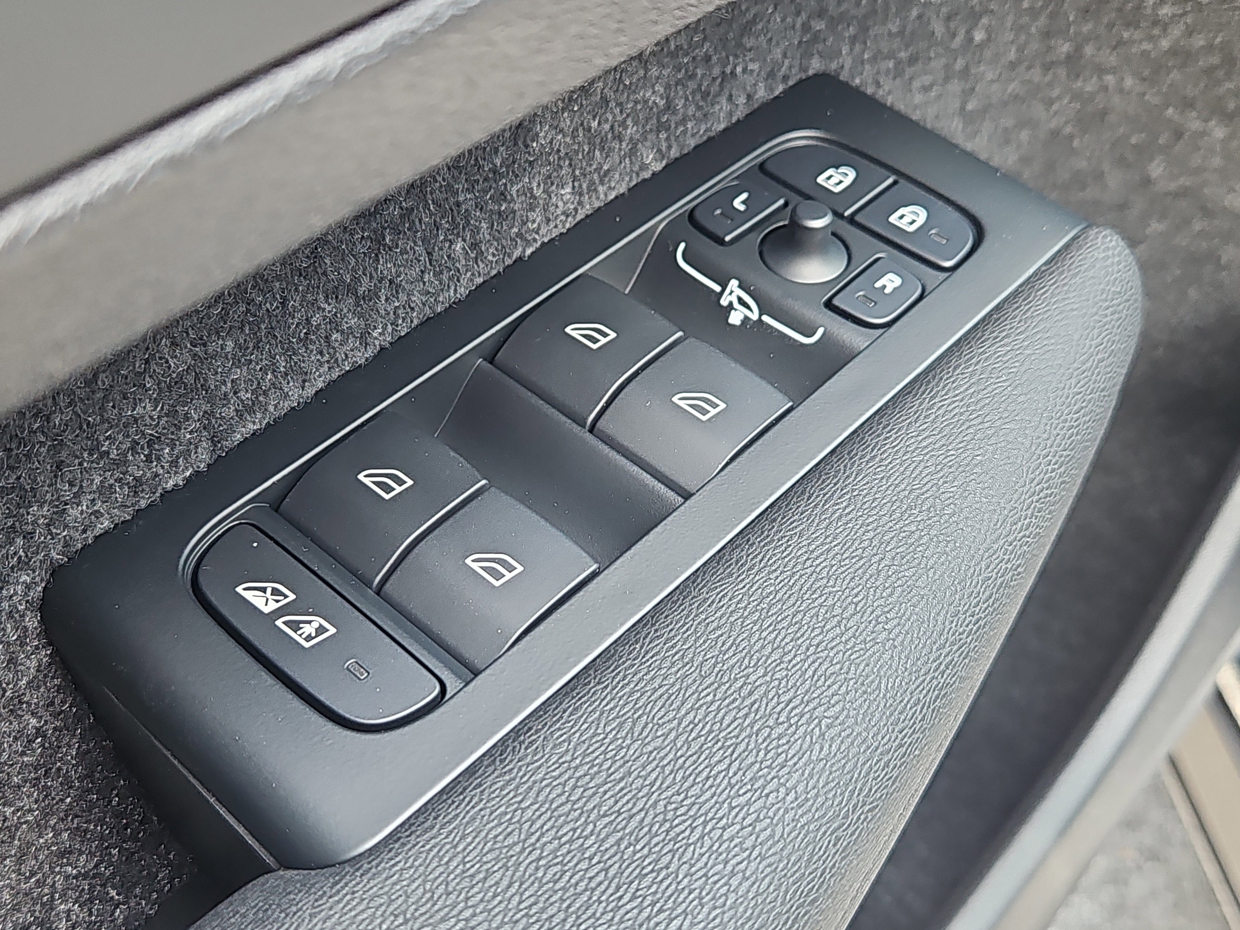 New 2026 Volvo XC40 B5 Ultra w/ Protection Package Premier image 18