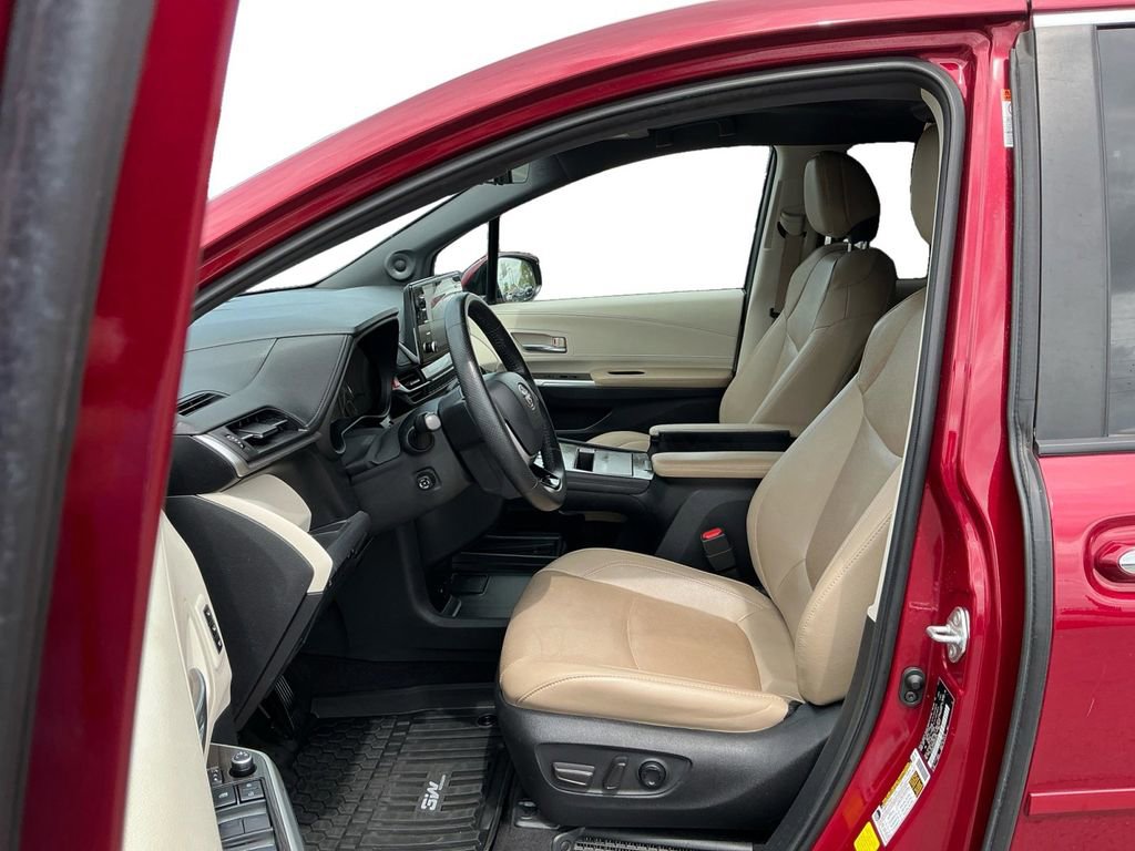 Used 2021 Toyota Sienna Limited image 14