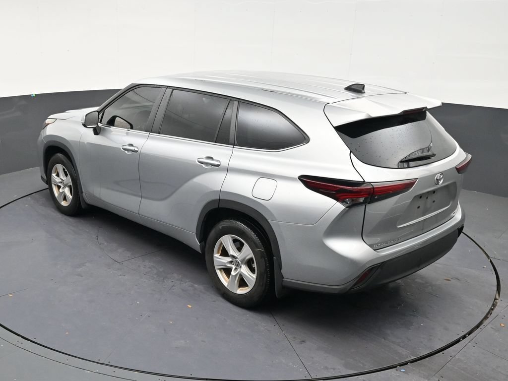Used 2024 Toyota Highlander LE FWD image 13