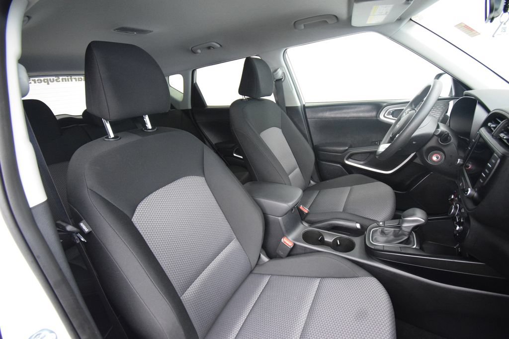 Used 2025 Kia Soul LX w/ LX Technology Package FWD image 16