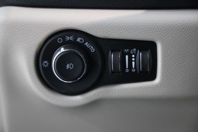 Used 2023 Chrysler Pacifica Touring-L AWD/4WD image 23
