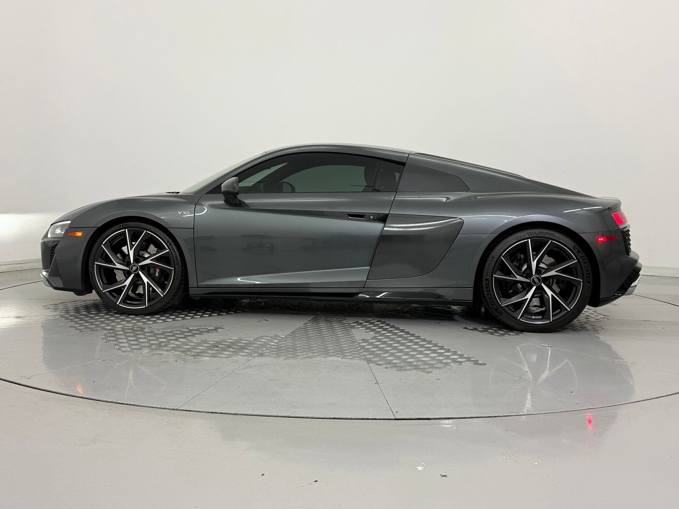 Certified 2021 Audi R8 V10 w/ Premium Package image 2