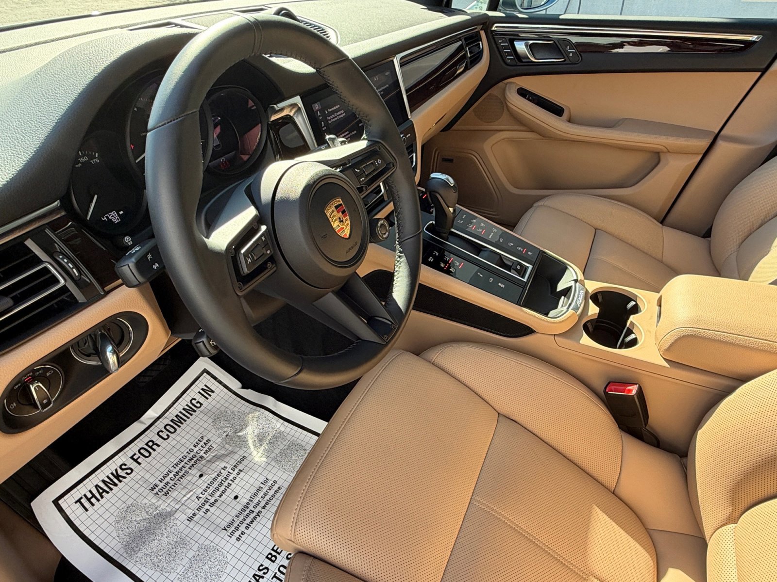 Certified 2025 Porsche Macan AWD/4WD image 4
