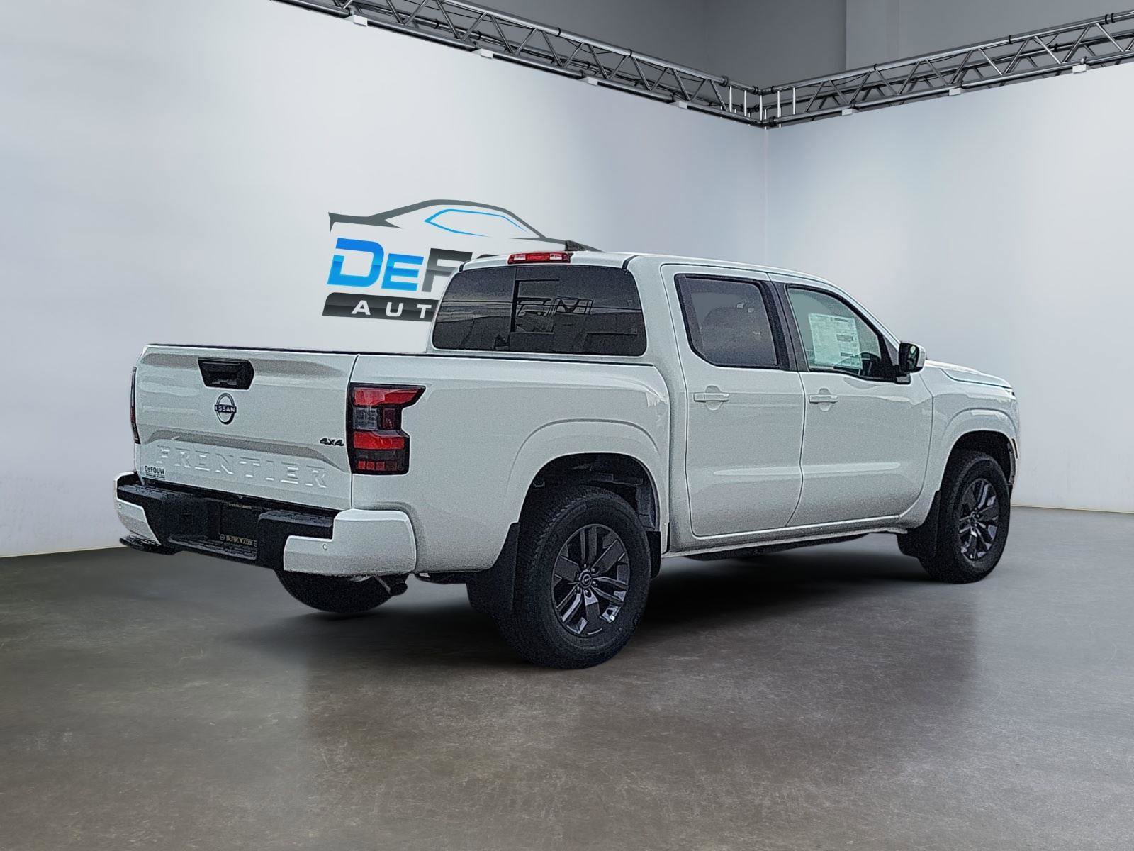 Used 2025 Nissan Frontier SV image 3