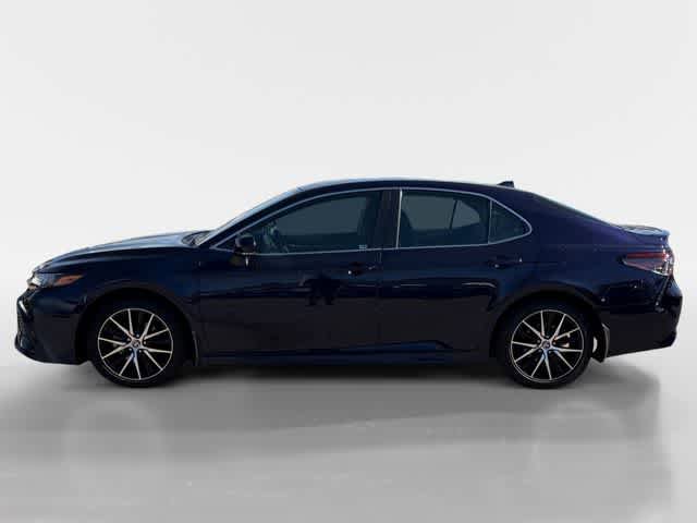 Used 2022 Toyota Camry SE FWD image 2