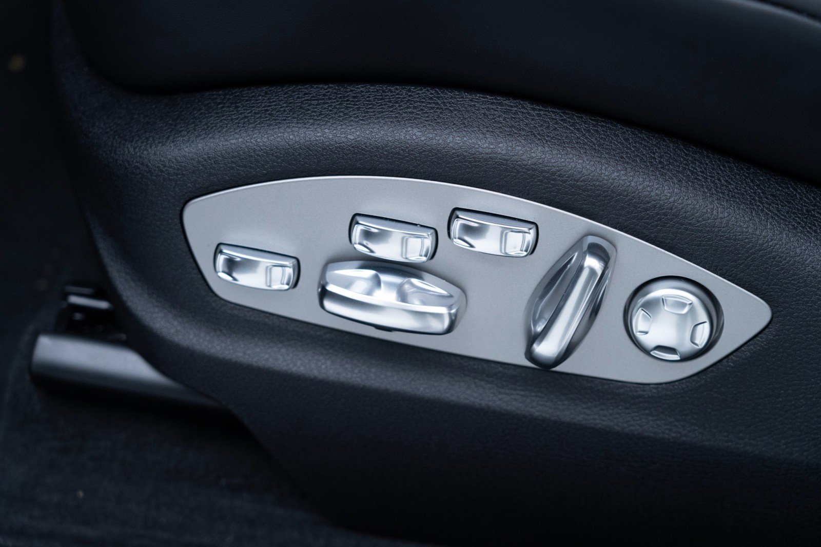 New 2025 Porsche Macan Turbo image 13