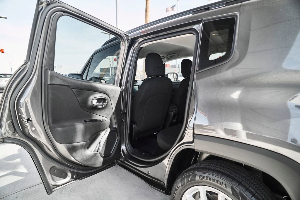 Used 2020 Jeep Renegade Latitude w/ UConnect 8.4 Nav Group AWD/4WD image 17