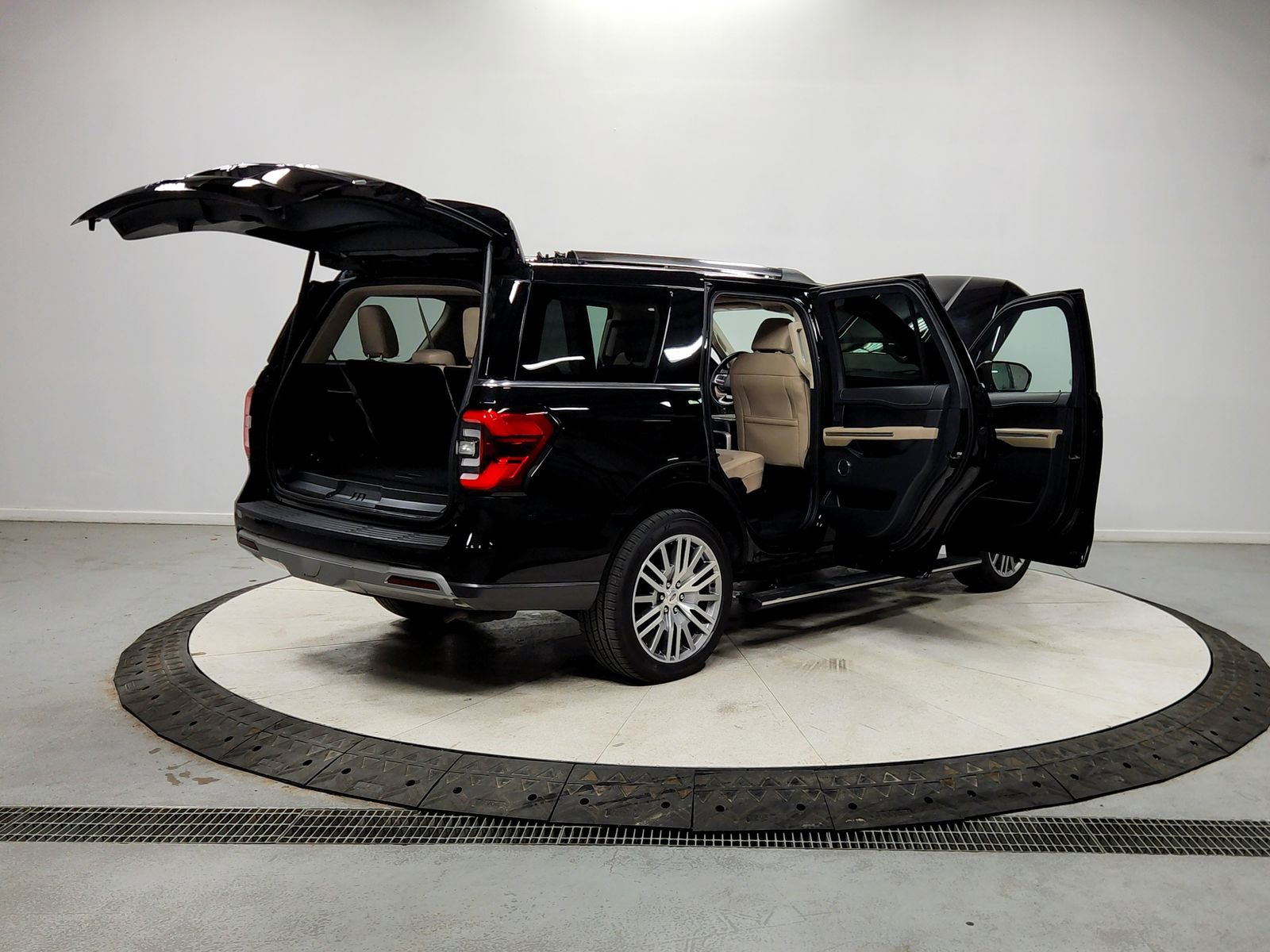 Used 2023 Ford Expedition Limited image 15