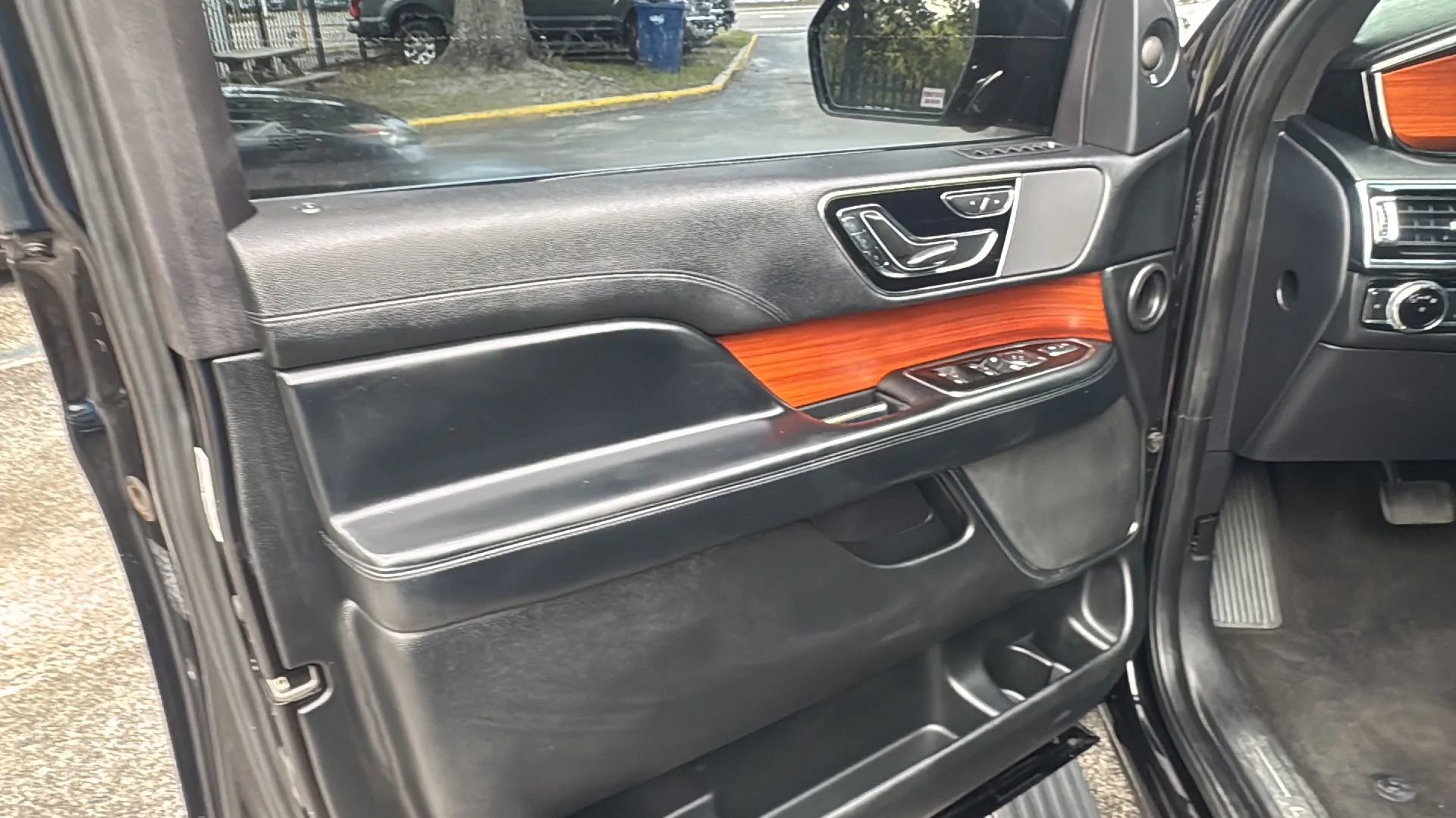Used 2019 Lincoln Navigator Select RWD image 23