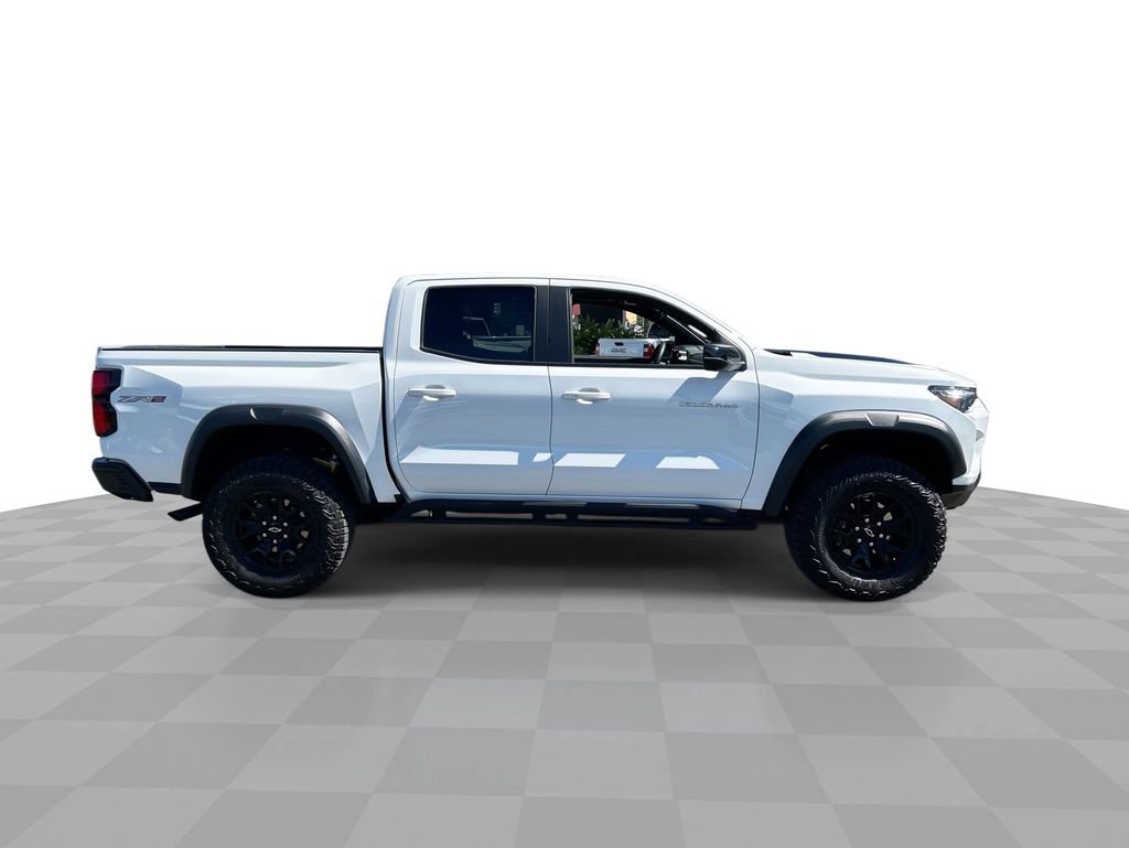 Used 2025 Chevrolet Colorado ZR2 w/ Midnight Edition AWD/4WD image 9
