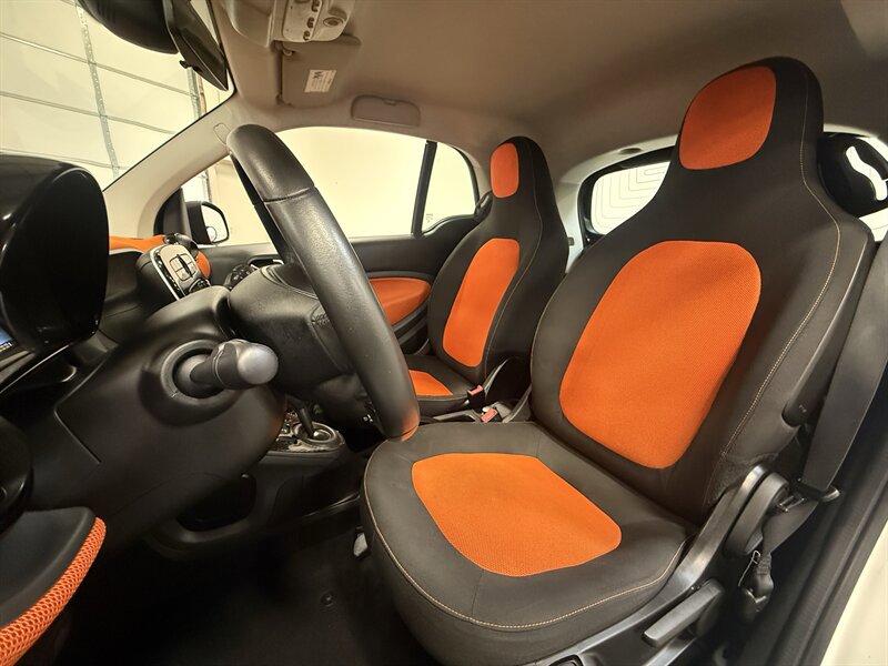 Used 2016 smart fortwo passion RWD image 29