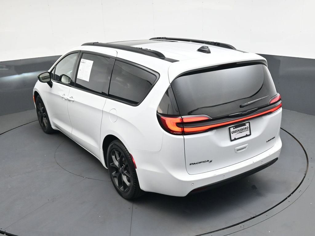 Used 2025 Chrysler Pacifica Limited image 30