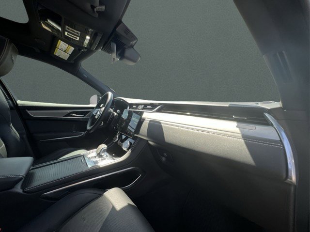 Certified 2025 Jaguar F-PACE R-Dynamic S AWD/4WD image 24