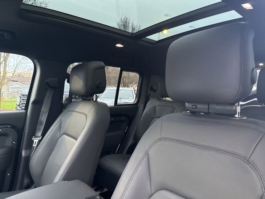 Used 2025 Land Rover Defender 130 X-Dynamic SE image 10