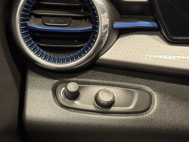 Used 2025 Chevrolet Trax LT w/ LT Convenience Package FWD image 27