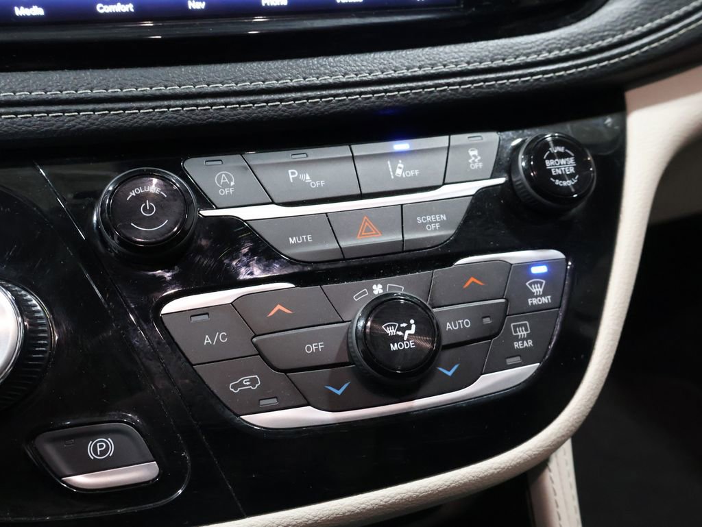 Certified 2023 Chrysler Pacifica Limited image 30