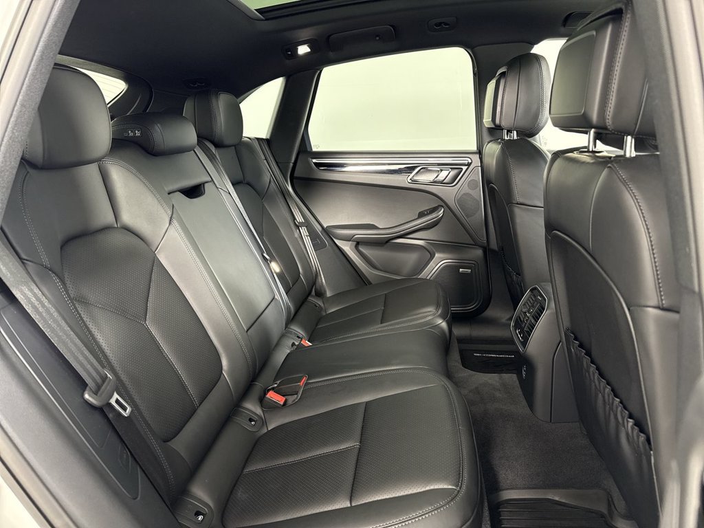 Certified 2025 Porsche Macan AWD/4WD image 23