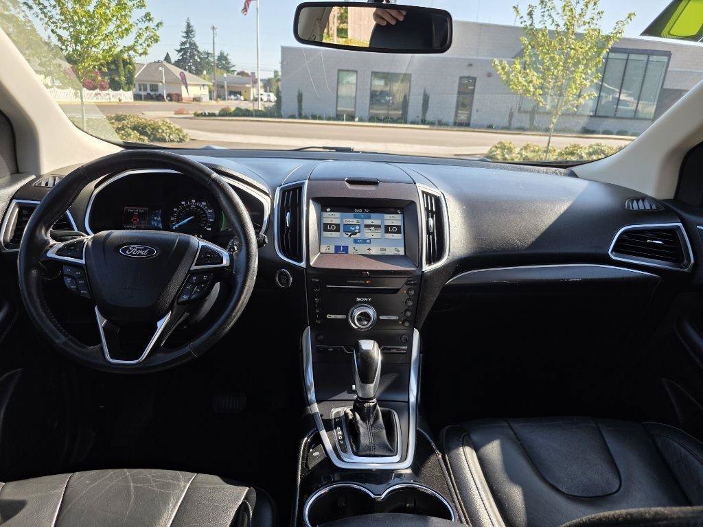 Used 2017 Ford Edge Titanium w/ Technology Package FWD image 9