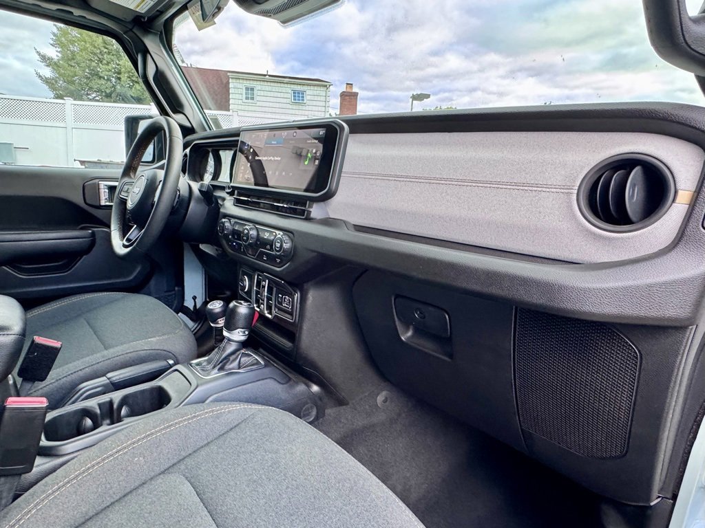 Used 2024 Jeep Wrangler Unlimited image 17
