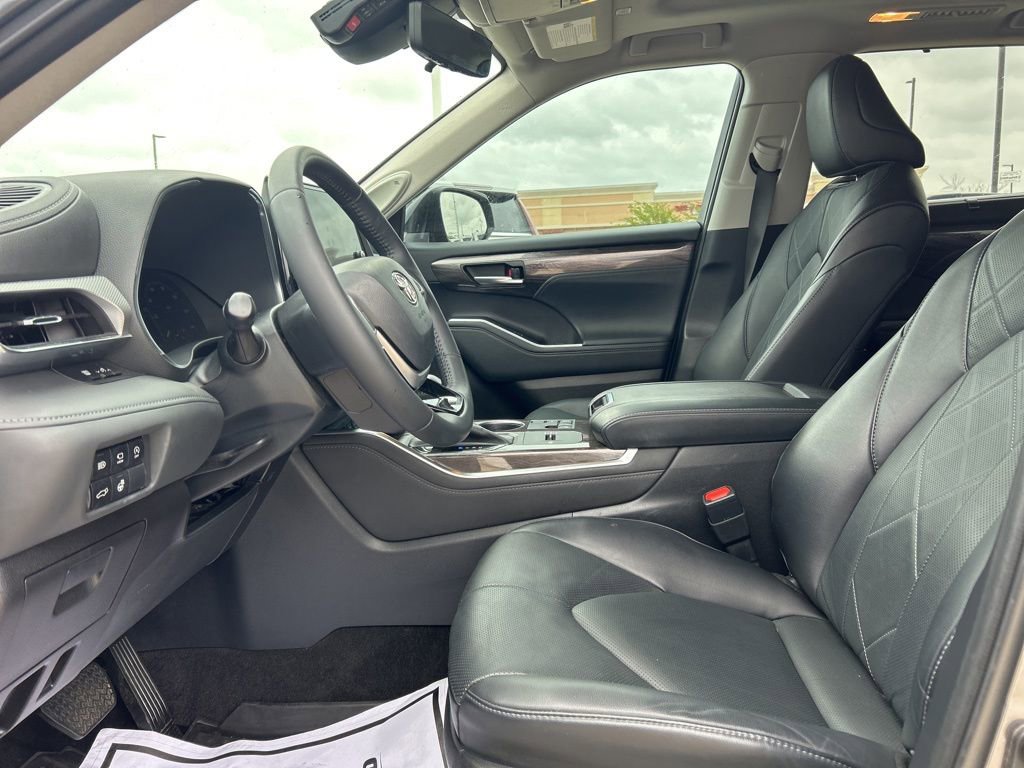 Used 2023 Toyota Highlander Platinum FWD image 15