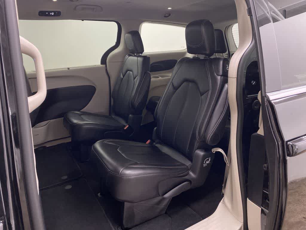 Used 2024 Chrysler Pacifica Touring-L image 16
