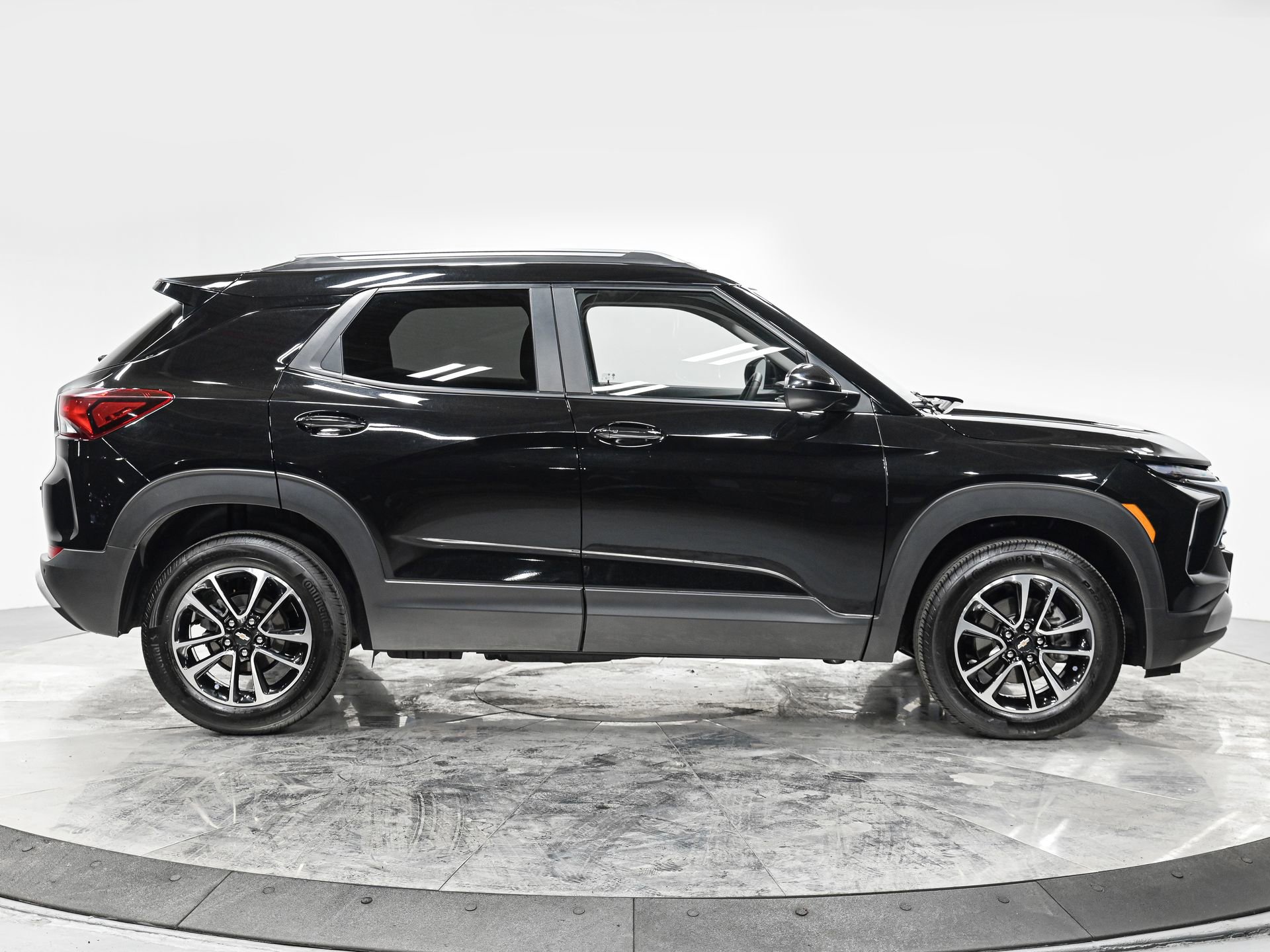 Used 2025 Chevrolet TrailBlazer LT w/ Convenience Package AWD/4WD image 8