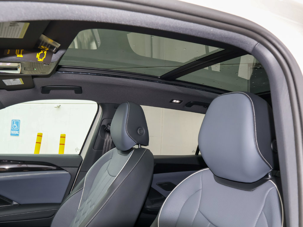 New 2027 Volkswagen Tiguan SEL R-Line AWD/4WD image 13