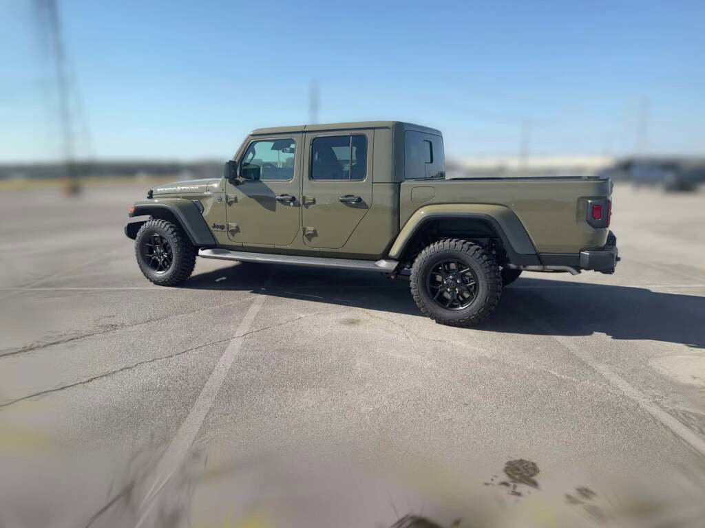 New 2025 Jeep Gladiator Sport image 7