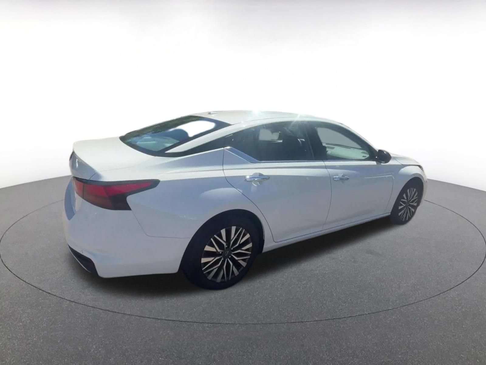Used 2025 Nissan Altima 2.5 SV FWD image 15