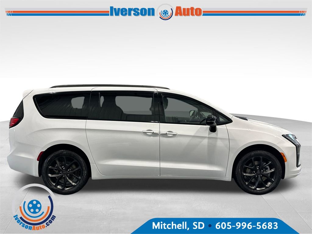 New 2027 Chrysler Pacifica Limited AWD/4WD image 8