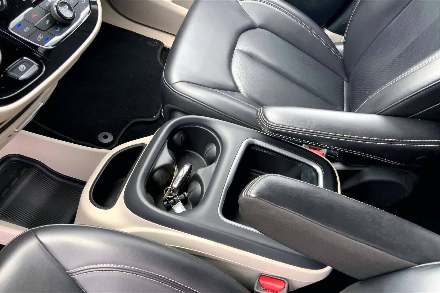 Used 2023 Chrysler Pacifica Touring-L FWD image 17