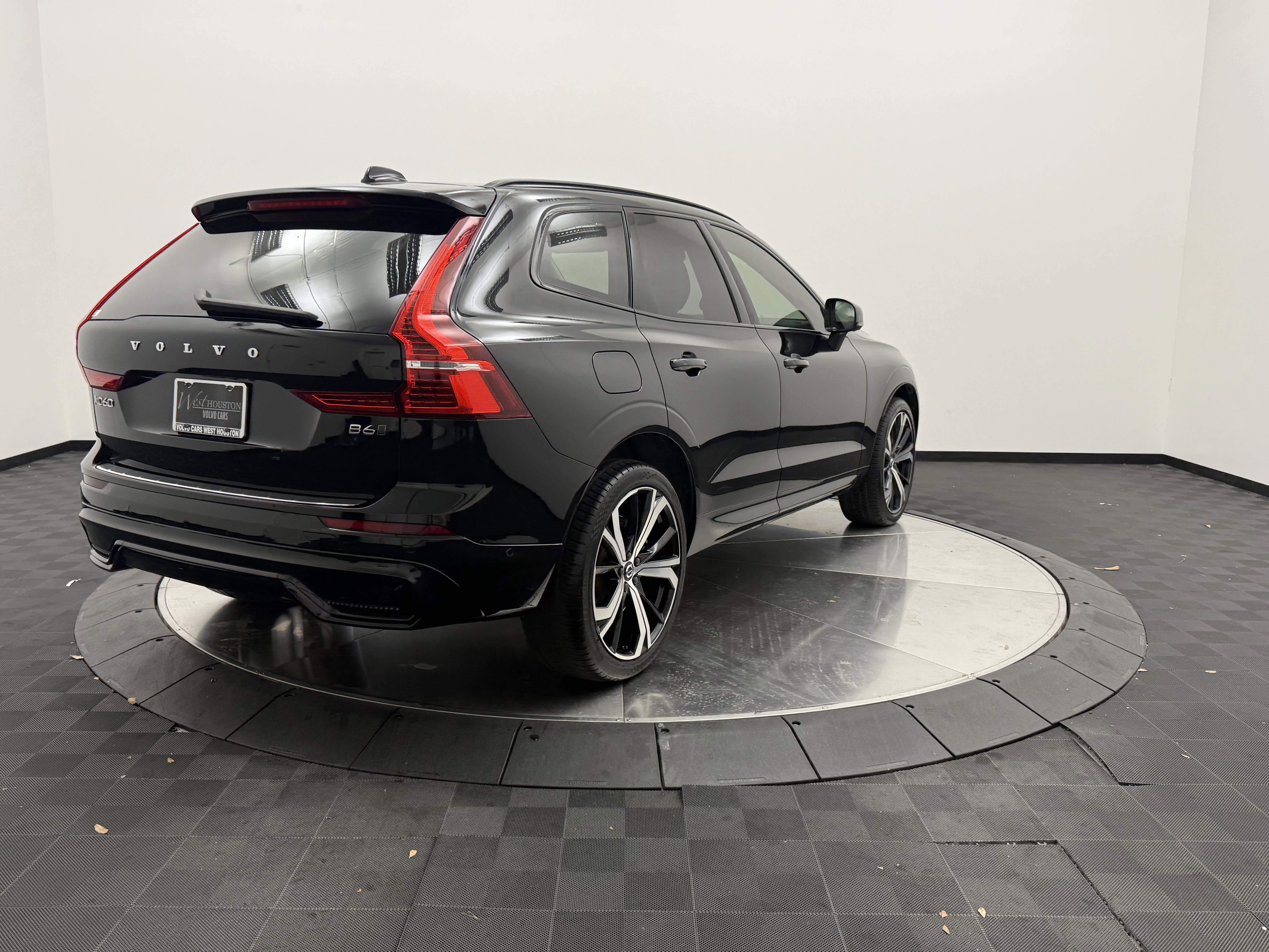 Certified 2023 Volvo XC60 B6 Ultimate w/ Protection Package Premier AWD/4WD image 7