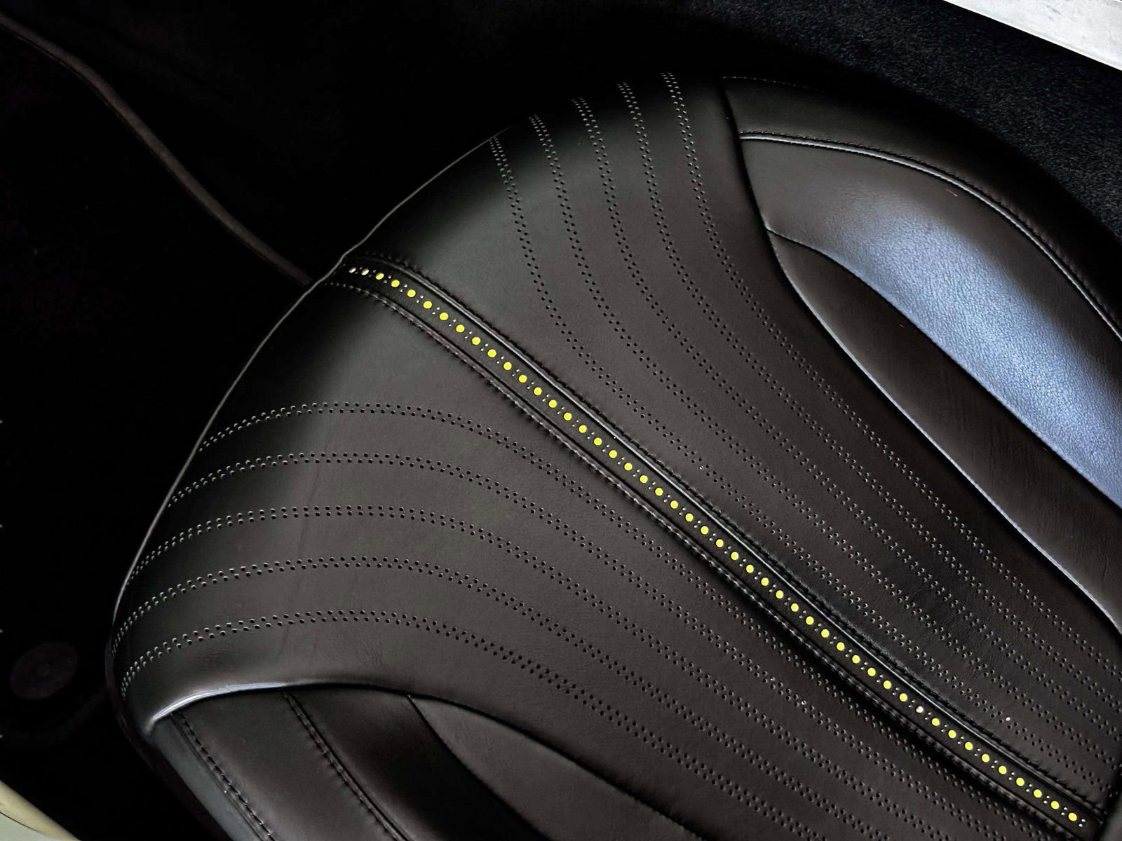 Used 2021 Aston Martin DB11 Volante image 20