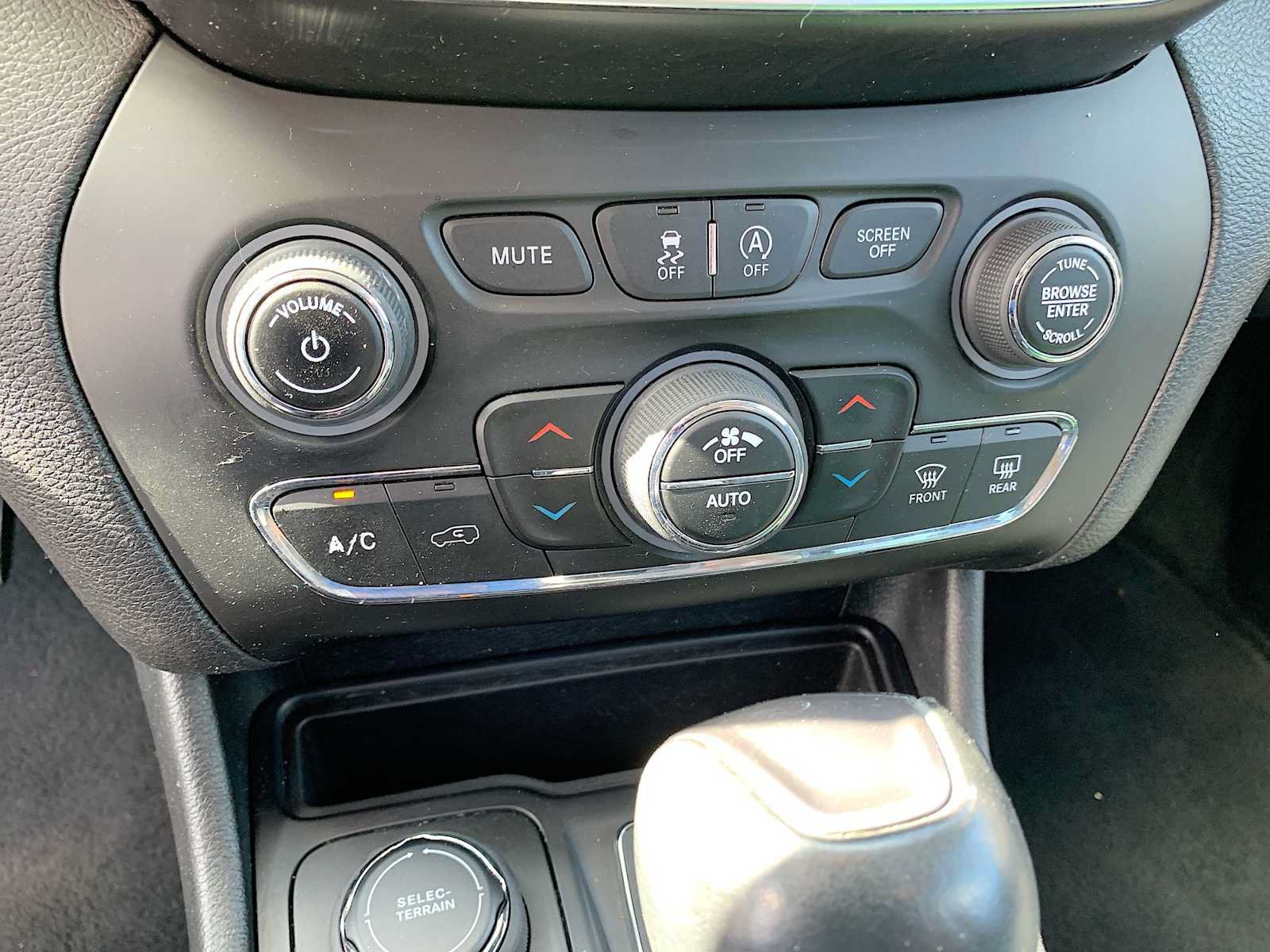 Used 2020 Jeep Cherokee Latitude Lux w/ Comfort/Convenience Group AWD/4WD image 17
