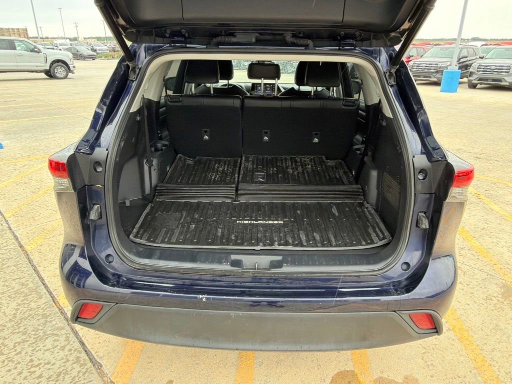 Used 2022 Toyota Highlander XLE AWD/4WD image 22