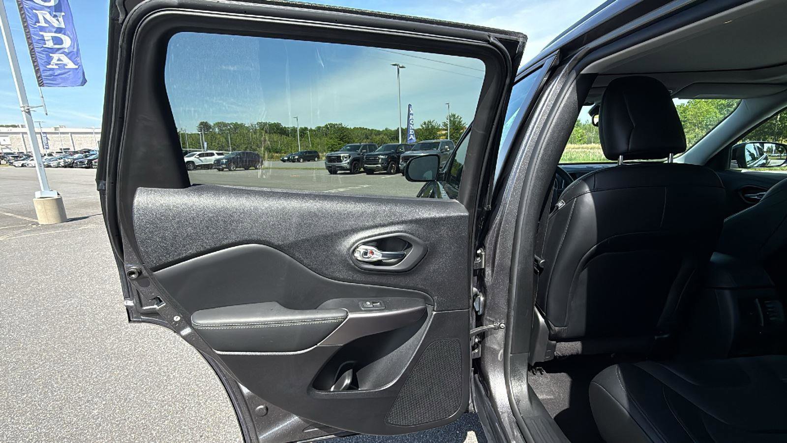 Used 2022 Jeep Cherokee Latitude Lux w/ Sun & Sound Group AWD/4WD image 22
